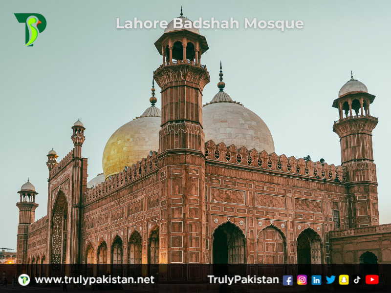 Workation Tourism | Lahore Badshahi Mosque | TrulyPakistan