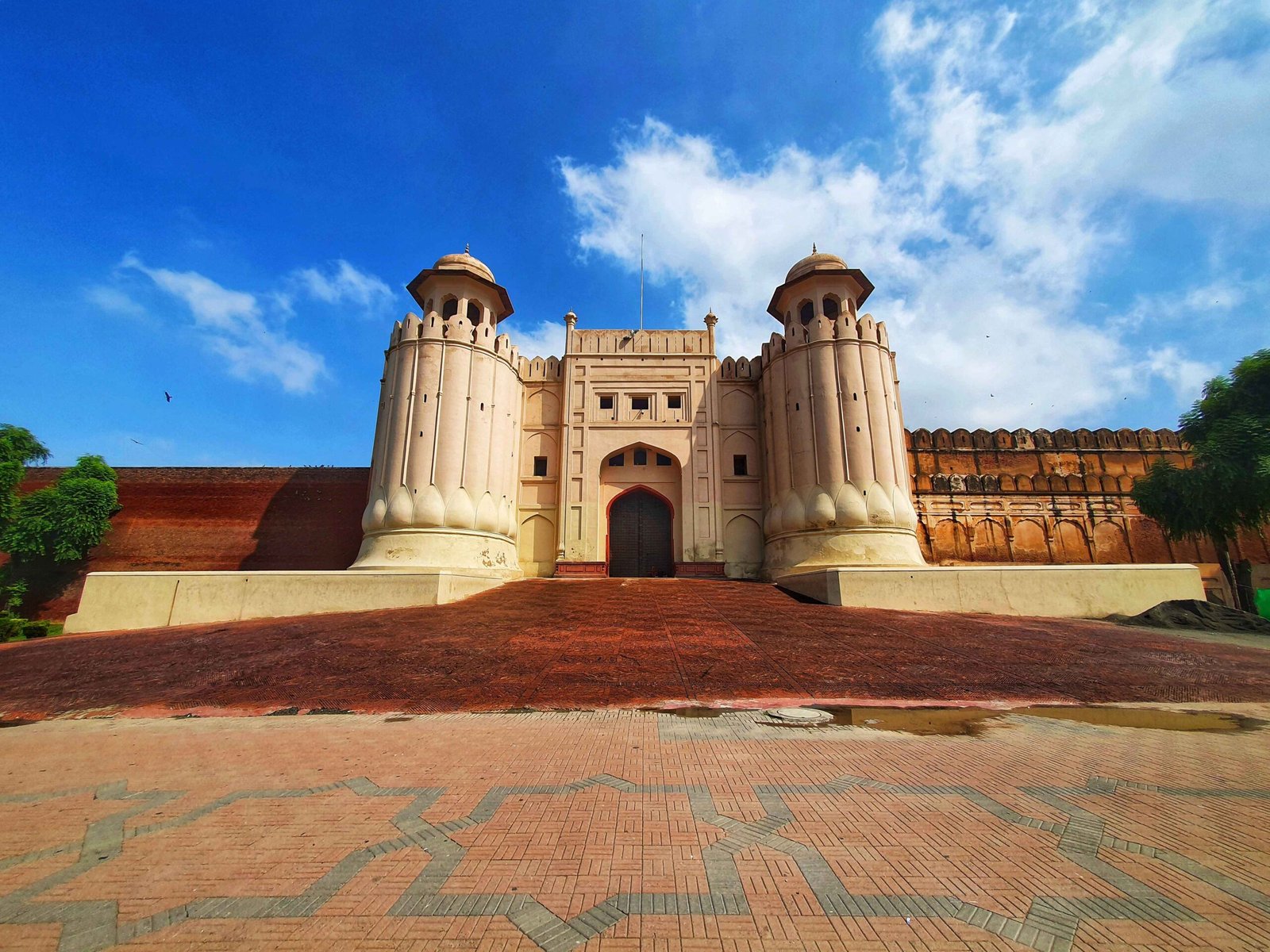 TrulyPakistan - Lahore Fort - Historical Sites in Lahore